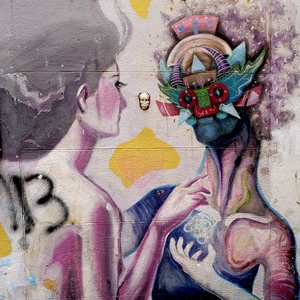 Streeart de deux personnages avec une tête de squelette en relief au centre - France  - collection de photos clin d'oeil, catégorie streetart